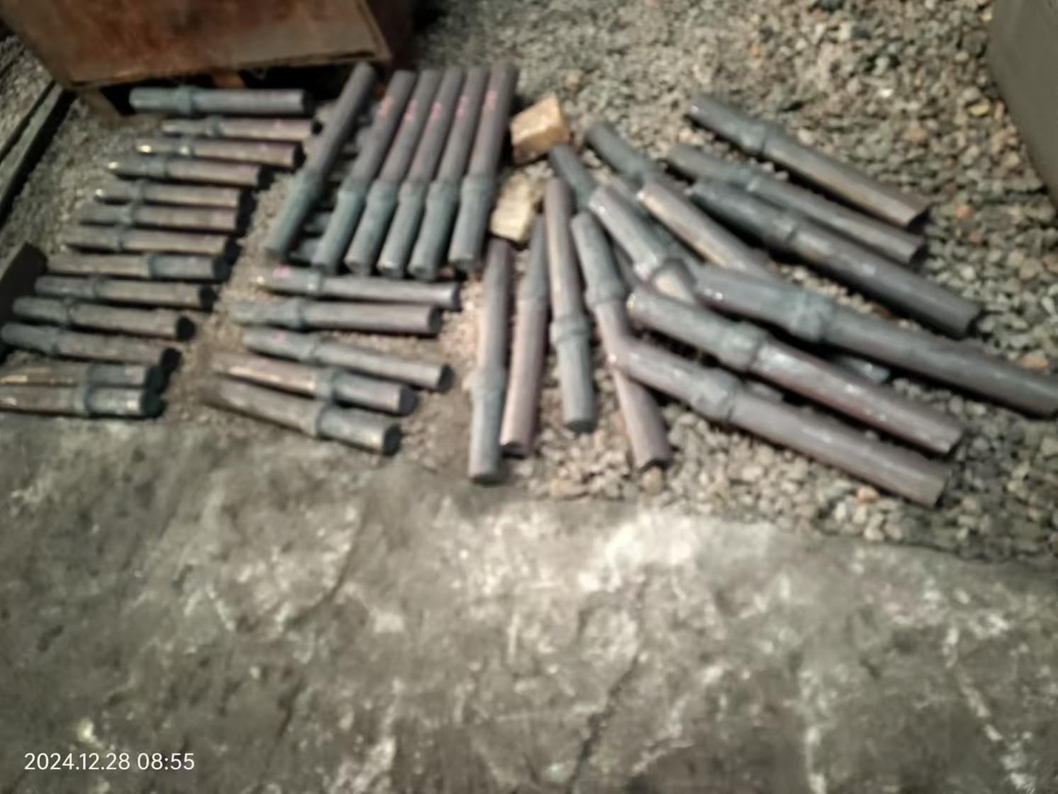 Jaký je rozdíl mezi procesy odlévání a kování drtičů?